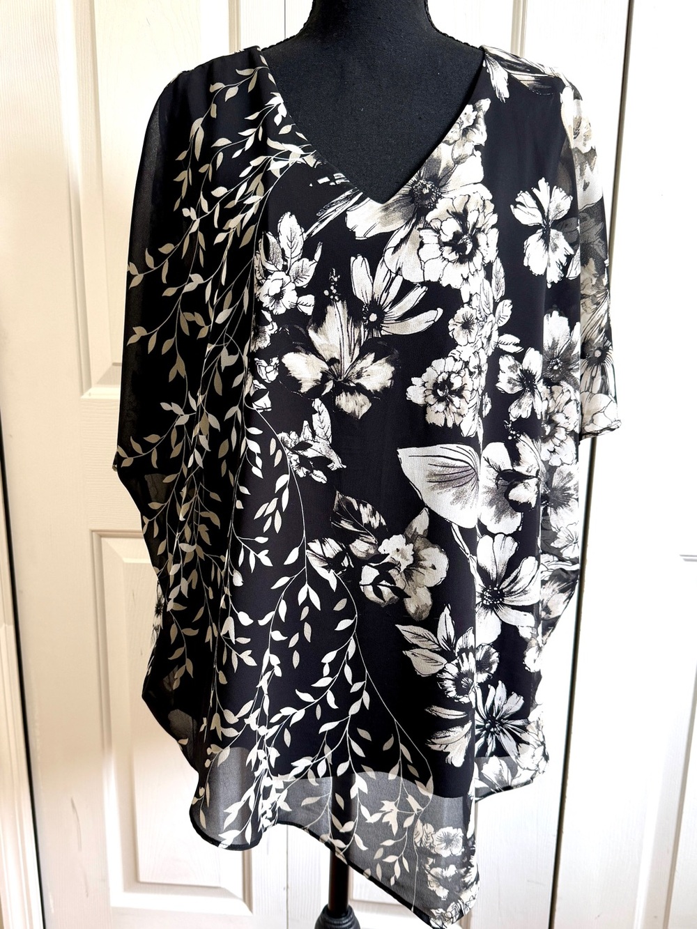 Roz & Ali Black and White Floral V-Neck Dolman Blouse